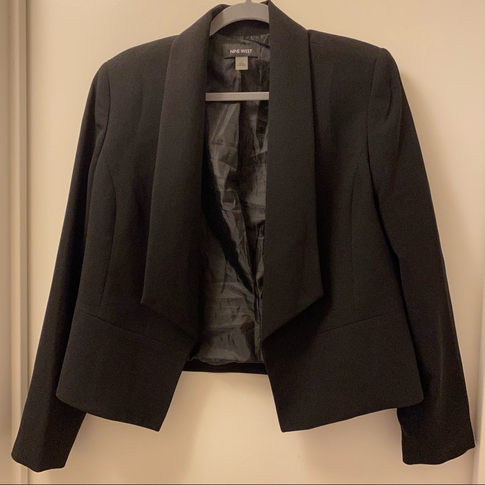 Nine West black blazer. Size 8 crisp suit separate. In fantastic condition